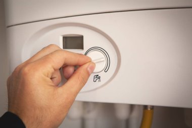 İşçi evde merkezi gaz ısıtıcısı kurmuş.