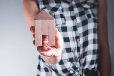 Evde manken tutan bir kız.