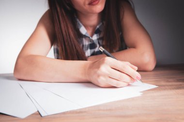 Kadın kağıtlara not alıyor.