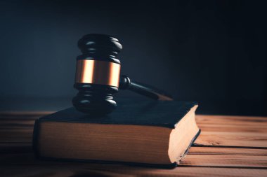 Yargıcın çekici masada.