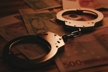 Kelepçe ve para masanın üstünde.