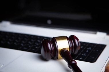 Dizüstü bilgisayardaki hakimin tokmağı. online açık artırma