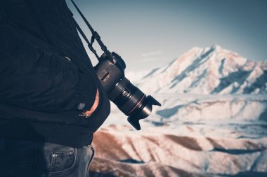 Elinde kamera tutan bir fotoğrafçı.