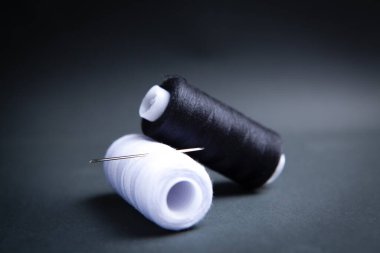 Masadaki siyah beyaz iplik