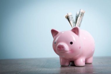 Amerikan doları domuz kumbarasına para yatırıyor.