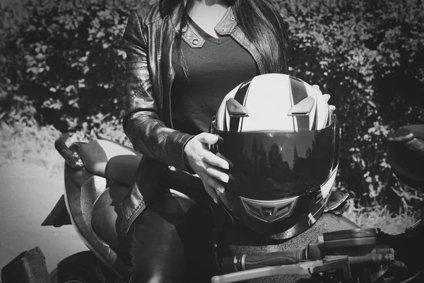 Fille Assise Sur Une Moto Dans Parc — Photo