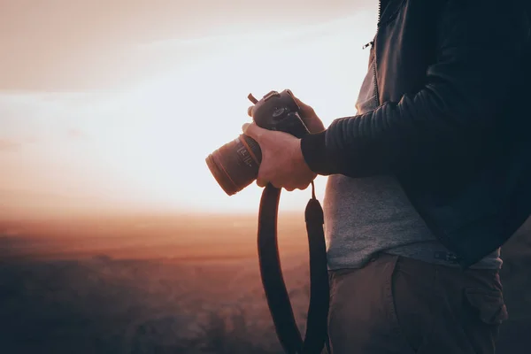 Fotógrafo Fotografa Pôr Sol Nas Montanhas — Fotografia de Stock