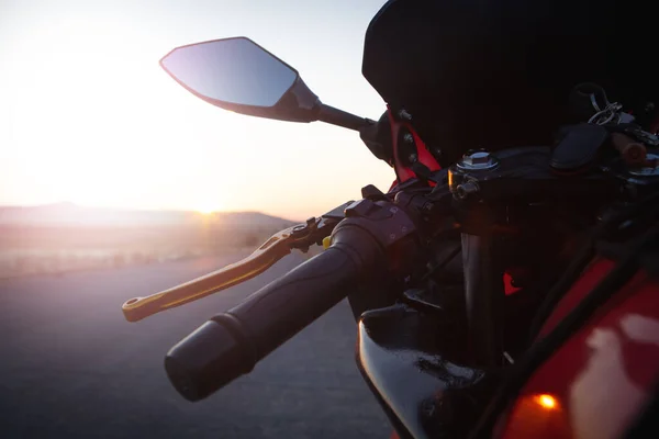 Motocykl Stoi Drodze Zachodzie Słońca — Zdjęcie stockowe