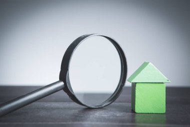 Ev Modeli Büyüteçle Görülüyor