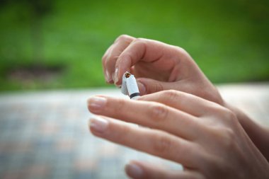 Genç kız sigarasını kırıyor.