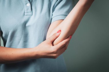 Eklem yaralanmaları. Kızın kolunda spazm..