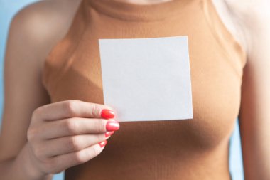 Elinde boş kağıt tutan genç bir kadın