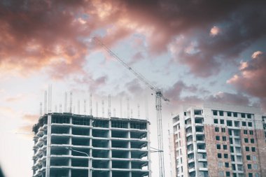 Mavi gökyüzüne karşı sarı inşaat jib vinç kulesi