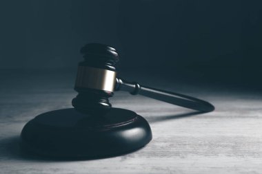 Yargıcın çekici masada.