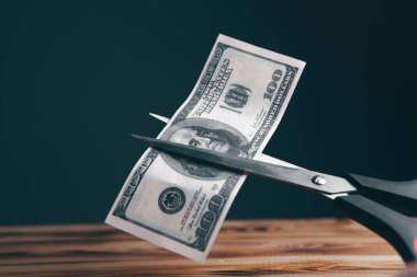 Bir dolarlık banknotu kesme makası.
