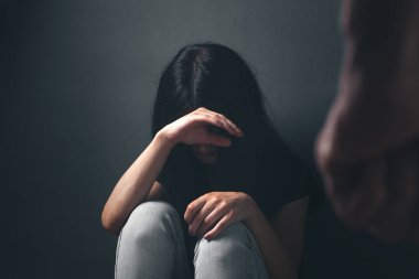 Sandalyede oturan genç bir kadını dövdü.