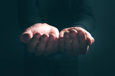 Genç adam boş avuç gösteriyor