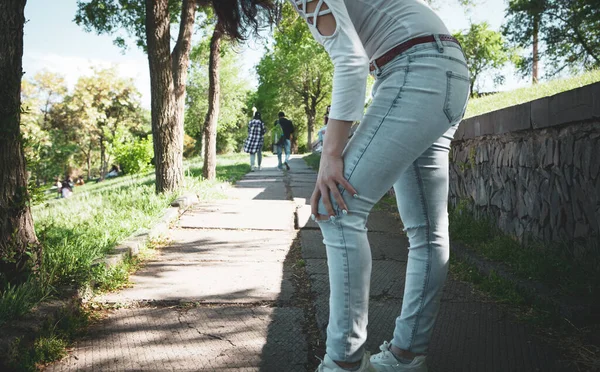 Een Jong Meisje Heeft Een Knie Pijn — Stockfoto