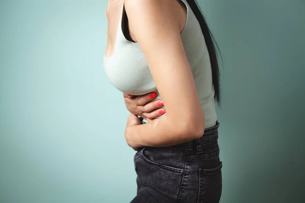 Una Mujer Joven Duele Estómago —  Fotos de Stock