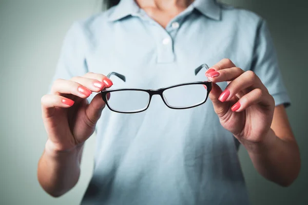 Mädchen Mit Brille Der Hand — Stockfoto