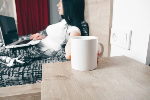 Ragazza Che Beve Caffè Letto — Foto Stock