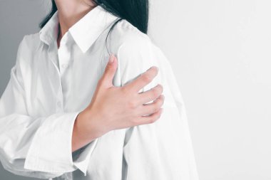 Genç bayanın omuz ağrısı var.