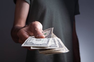 Adam finans hesaplarken para sayar.