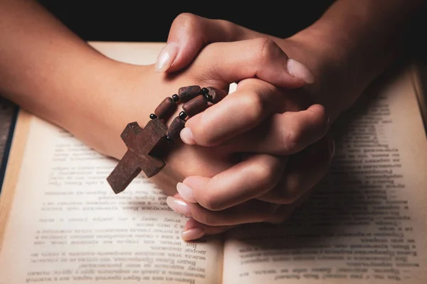 Kobieta Modli Się Krzyżu Trzymając Książkę — Zdjęcie stockowe