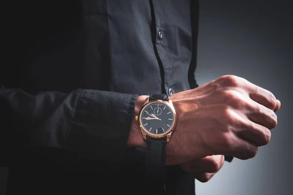 Jeune Homme Met Une Montre Bracelet — Photo