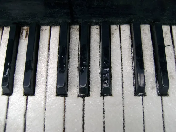 그랜드 피아노 야외에서 클로즈업 피아노 건반에 음표와 옥타브 균형은 멜로디 스톡 사진