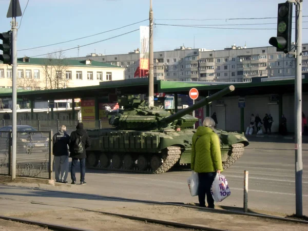 Киев Украина Февраля 2022 Года Танк Остановился Пешеходном Переходе Ждет — стоковое фото