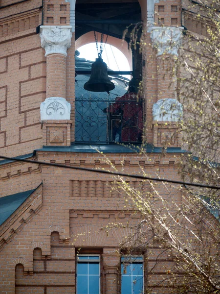 复活节的传统是在复活节的前夕 教堂钟楼里挂着铃声的塞克斯顿 — 图库照片