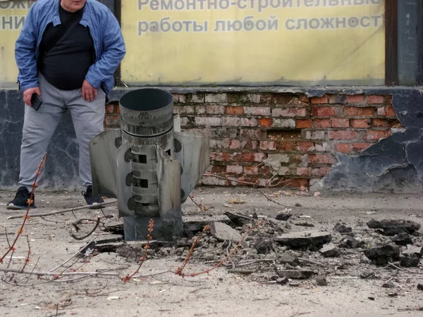 Unexploded Rocket Close Multistory Building Inquisitive Man Mobile Phone Creeps — Stock Photo, Image