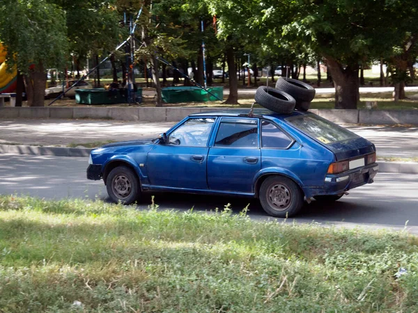 Provident Disabled Person Driving Old Car Placed Three Spare Tires — Stock Photo, Image