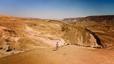 Israel çölünde yürüyen yalnız adam. 