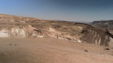 Gezgin Gezgin Turist Dağları. Macera Yolculuğu Konseptini Keşfedin. Yürüyüşçü Turist Sırt Çantası Seyahat Dağları. Yol Arzusu Bulma Kavramı