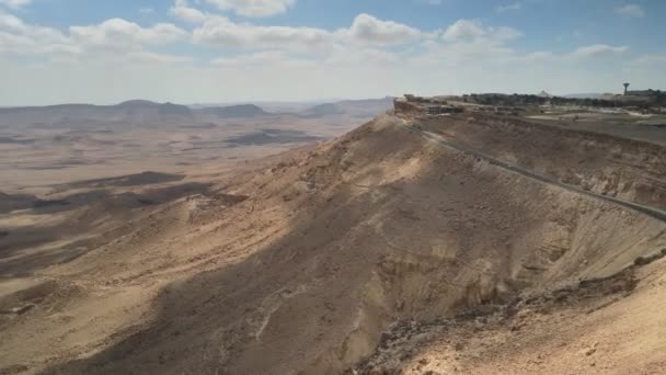 Mitzpe Ramon perspectiva de Makhtesh Ramon cráter del cañón. Imágenes de alta calidad 4k — Vídeos de Stock