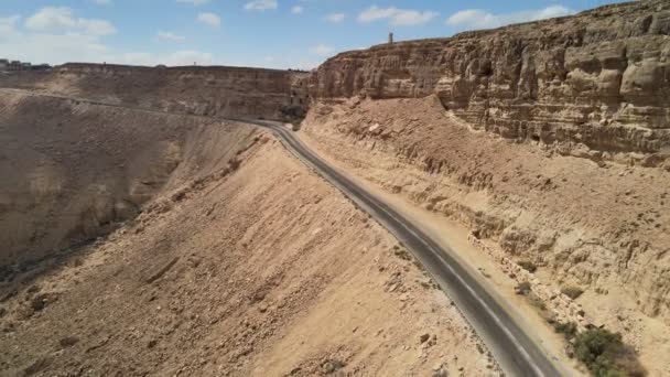 Cidade deserta Mitzpe Ramon perto da cratera Ramon no deserto de Negev, no sul de Israel — Vídeo de Stock