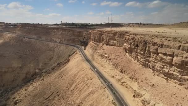 İsrail 'in güneyindeki Negev Çölü' ndeki Ramon Krateri 'nin yakınındaki çöl şehri Mitzpe Ramon. — Stok video