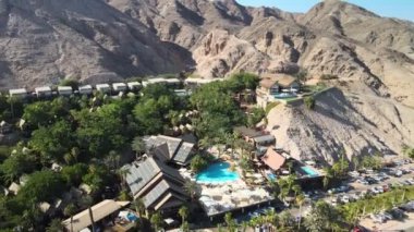 İsrail 'in en güney ucundaki Eilat tatil köyü harika plajlar sunuyor.