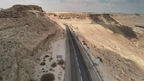 Черный Автомобиль Едет Асфальтированной Дороге Через Пустынные Пески Голубого Неба — стоковое видео