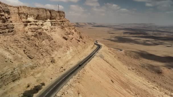 Чорна Машина Їде Асфальтній Дорозі Через Пустелі Блакитного Неба Білі — стокове відео