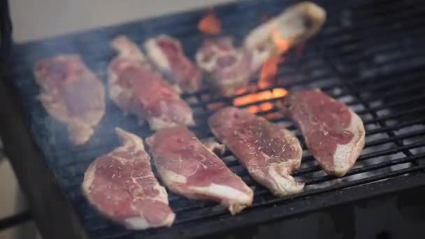 Video de alta calidad de poner filetes crudos en la parrilla en 1080p real — Vídeos de Stock