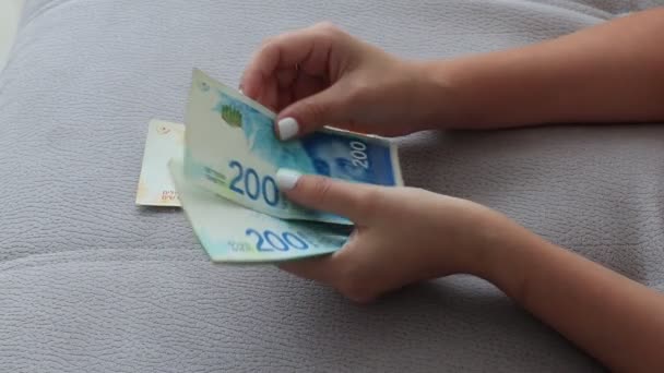 Vrouw twee handen met een fan van geld van Israëlische New Shekels, de nieuwe 200 en 100 shekel — Stockvideo