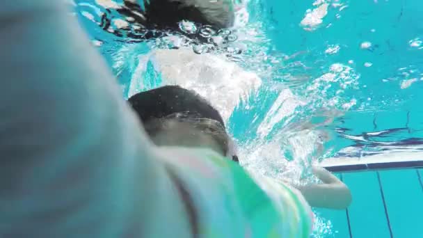 Kis lány visel a snorkeling maszk, víz alatti úszás a medencében. Lassú mozgás. — Stock videók
