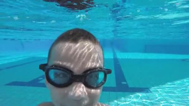 Chico se sumerge en la piscina — Vídeo de stock