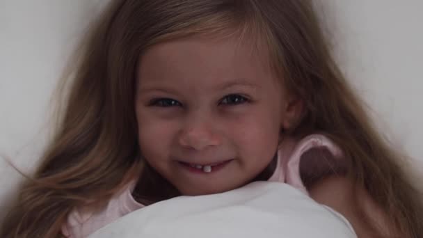 Дитячий зуб готовий випасти. повільний рух — стокове відео