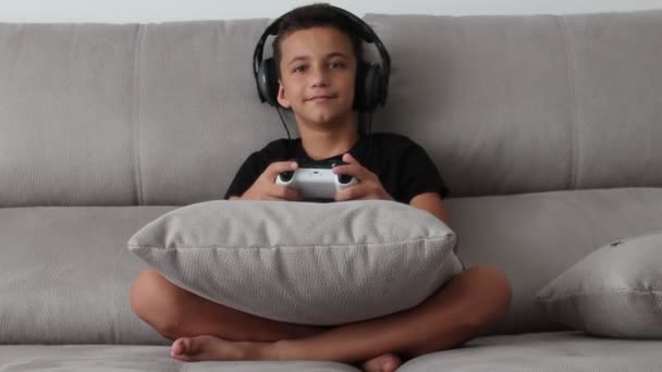 Хлопчик грає в ігри джойстик відео онлайн ігрової консолі — стокове відео