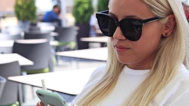 Blízká Blondýna Brýlích Telefonem Elektronická Cigaretou Která Sedí Venkovní Kavárně — Stock video