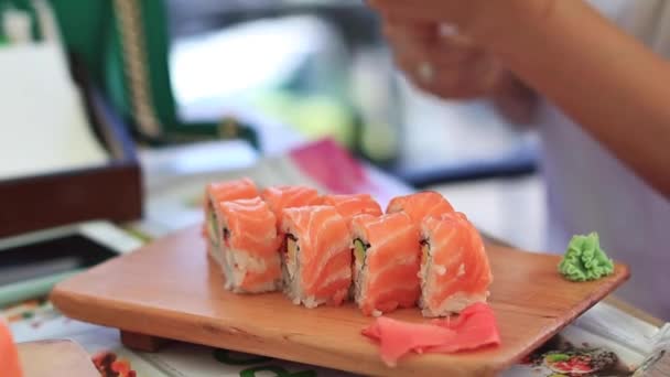 Mâncare asiatică, restaurant și băuturi sushi — Videoclip de stoc